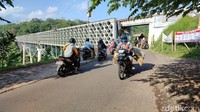 Walaupun usianya sudah cukup tua, kondisi jembatan masih sangat kokoh. (Dadang Hermansyah/detikcom)