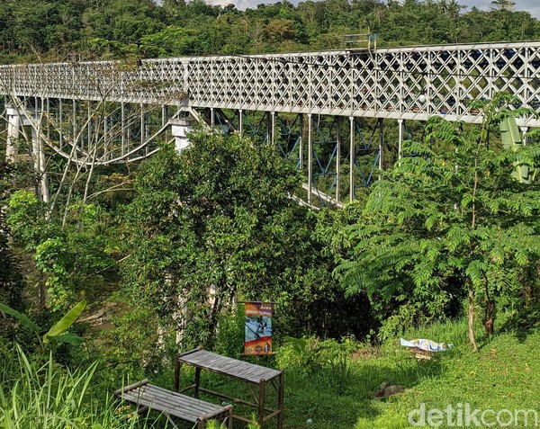 Panjang jembatan ini sekitar 202 meter dengan ketinggian 66 meter di atas Sungai Citanduy. (Dadang Hermansyah/detikcom) Panjang jembatan ini sekitar 202 meter dengan ketinggian 66 meter di atas Sungai Citanduy. (Dadang Hermansyah/detikcom)