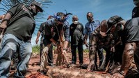 Menteri Pariwisata dan Ekonomi Kreatif/Kepala Badan Pariwisata dan Ekonomi Kreatif, Sandiaga Salahuddin Uno, dalam visitasi ke Desa Wisata Kampung Yoboi, Selasa (21/9/2021), merasakan dan melihat langsung ragam daya tarik yang ada di Kampung Yoboi.