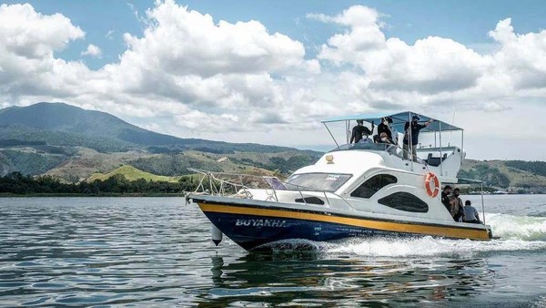 Menuju Kampung Yoboi, wisatawan harus menyeberangi Danau Sentani. Butuh waktu sekitar 20 menit untuk tiba di Kampung Yoboi. Menuju Kampung Yoboi, wisatawan harus menyeberangi Danau Sentani. Butuh waktu sekitar 20 menit untuk tiba di Kampung Yoboi.