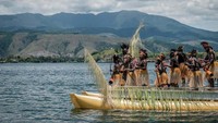 Selama perjalanan, kita akan disuguhi dengan luasnya Danau Sentani yang dikelilingi bukit-bukit hijau dan langit yang cerah.