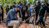 Kampung Yoboi juga dikenal akan keberadaan pohon sagu yang berada di hutan seluas 1.600 hektare. Di hutan ini terdapat lebih dari 20 jenis sagu, dan ini merupakan jenis sagu terbanyak di seluruh Indonesia. Wisatawan juga berkesempatan tracking wisata pohon sagu sepanjang 420 meter.