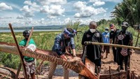 Kampung Yoboi juga dikenal akan ragam produk ekonomi kreatif. Seperti papeda, es krim dari sagu, tepung sagu, sagu bakar, dan kue tradisional lainnya. Kampung Yoboi juga memiliki ragam batik Papua, kriya seperti tas dari anyaman daun sagu, kalung dan tirai dari buah sagu, taman gizi terapung, dan lainnya.