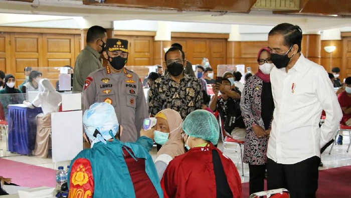 Kapolri Jenderal Listyo Sigit Prabowo tinjau vaksinasi merdeka di IPB