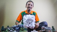 Seto Krisna Putra menunjukan salah satu karyanya yang menyerupai karakater robot.