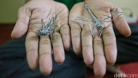 Seto mulai membuat barang kerajinan ini sejak 2015.