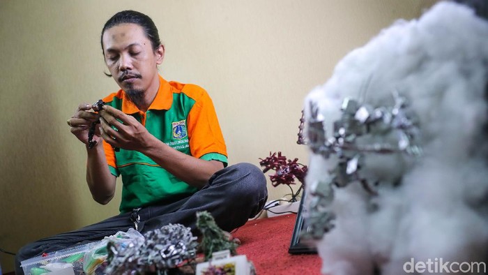 Karya Seni dari Korek Gas Bekas Ini Keren Banget Seto Krisna Putra membuat karya seni dari korek gas bekas. Hasilnya luar biasa keren.