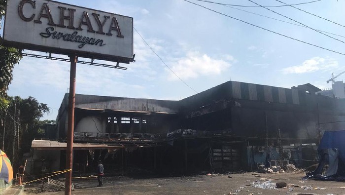 Kebakaran menghahungskan Swalayan Cahaya di Cilandak, Jaksel