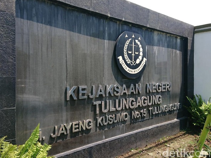 Kejari Tulungagung menetapkan mantan Direktur PDAM setempat sebagai tersangka kasus dugaan korupsi proyek jaringan pipa. Proyek itu dalam program masyarakat berpenghasilan rendah (MBR).