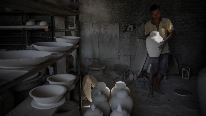 Kampung Cibuntu jadi salah satu sentra produksi keramik andalan Indonesia. Keramik buatan perajin di sana pun telah tembus pasar Amerika dan Afrika.