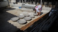Perajin menyelesaikan produksi guci keramik di Kampung Cibuntu, Desa Mekarbakti, Kabupaten Sumedang, Jawa Barat, Rabu (22/9/2021).