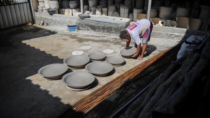 Kampung Cibuntu jadi salah satu sentra produksi keramik andalan Indonesia. Keramik buatan perajin di sana pun telah tembus pasar Amerika dan Afrika.