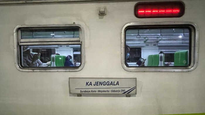 kereta api lokal daop 8 Surabaya