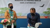 Vice President Director PT Asahimas Chemical Eddy Sutanto bersama Direktur Eksekutif Yayasan KEHATI Riki Frindos saat melakukan penandatanganan Nota Kesepakatan Program Mangrove Blue Carbon antara Yayasan KEHATI bersama PT Asahimas Chemical di Gedung World Trade Center Jakarta (22/10).