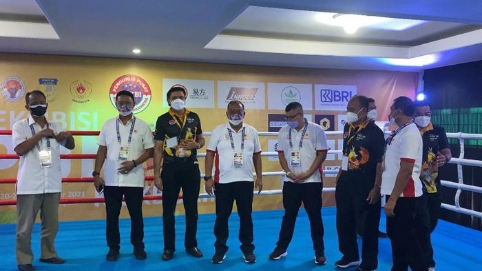 Ketua Umum KONI Pusat Marciano Norman didampingi Ketua Umum PP KBI Ngatino (empat dari kanan) dan Wabendum PP KBI, Karan Sukarno Walia (tiga dari kiri).