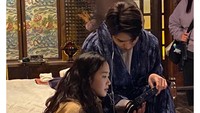 Seperti ketika syuting The King: Eternal Monarch bareng Lee Min Ho, kebersamaan keduanya pun ditampilkan oleh Kim Go Eun. (Foto: dok. Instagram @ggonekim) 