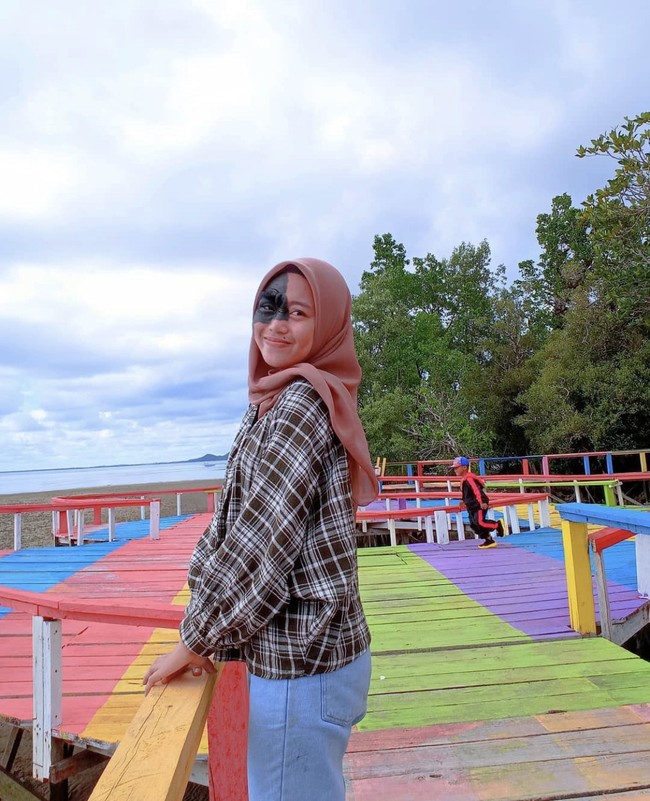 Ika yang sudah memiliki lebih dari 12 ribu pengikut di Instagram itu mengungkapkan jika ia pernah dibully. Teman-temannya yang melakukan bullying menyebutnya mirip hewan. Iya aku pernah dibully, teman kelas pernah bilang aku mirip monyet, orang utan lah, tuturnya. Foto: Dok.Instagram @ikamasriana.