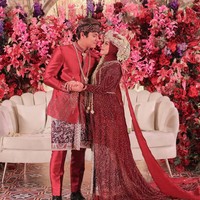 Lesti tampil cantik mengenakan kebaya Merak Ngibing rancangan desainer ternama Renzi Lazuardi. Pada bagian belakang kebaya Lesti itu terdapat 2 kain yang menjulur dari bahunya dan di ujungnya ada motif merak ngibing. Warna emas yang dipadukan dengan merah marun itu membuat Lesti terlihat semakin menawan. Foto: Instagram/@aldiphoto