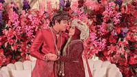 Rizky Billar memberikan uang tunai sebesar USD 72.300 buat istrinya Lesti Kejora. Angka ini ternyata jauh lebih banyak dari rencana awal yang dia inginkan. (dok. Instagram/@aldiphoto)