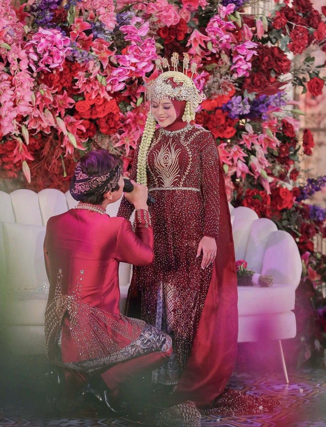 Sebelumnya usai menggelar akad nikah pada 19 Agustus 2021, Lesti dan Billar pun menggelar acara resepsi pernikahan mereka. Pada acara tersebut keduanya terlihat kompak mengenakan busana serba merah. Foto: Instagram/@aldiphoto