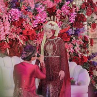 Sebelumnya usai menggelar akad nikah pada 19 Agustus 2021, Lesti dan Billar pun menggelar acara resepsi pernikahan mereka. Pada acara tersebut keduanya terlihat kompak mengenakan busana serba merah. Foto: Instagram/@aldiphoto