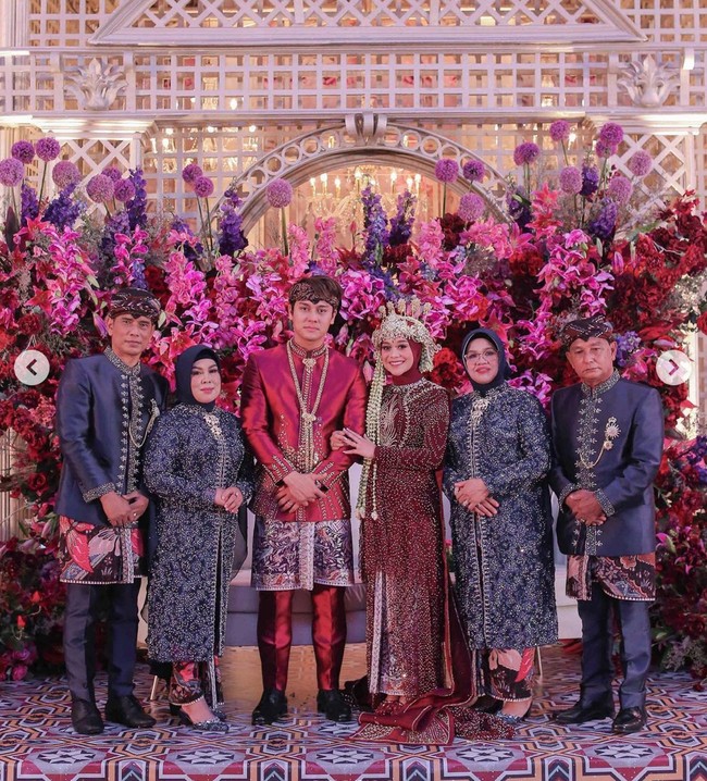 Sementara Rizky dan Lesti mengenakan busana serba mereh, pihak keluarga inti tampak mengenakan busana berwarna biru yang juga merupakan rancangan dari Renzi Lazuardi. Walaupun memiliki perbedaan warna yang cukup kontras, namun penampilan mereka tetap terliat menawan. Foto: Instagram/@aldiphoto