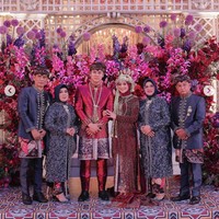 Sementara Rizky dan Lesti mengenakan busana serba mereh, pihak keluarga inti tampak mengenakan busana berwarna biru yang juga merupakan rancangan dari Renzi Lazuardi. Walaupun memiliki perbedaan warna yang cukup kontras, namun penampilan mereka tetap terliat menawan. Foto: Instagram/@aldiphoto