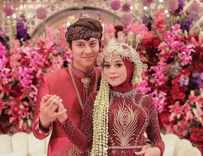 Nama Rizky Billar dan Lesti Kejora kembali jadi perbincangan hangat usai diketahui telah menikah siri lebih dulu. Rizky Billar sendiri mengakui bahwa dirinya dan Lesti Kejora sudah menikah siri sejak awal tahun 2021 secara agama. Foto: Instagram/@aldiphoto