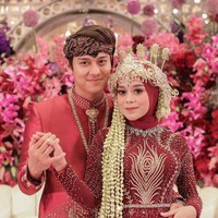 Nama Rizky Billar dan Lesti Kejora kembali jadi perbincangan hangat usai diketahui telah menikah siri lebih dulu. Rizky Billar sendiri mengakui bahwa dirinya dan Lesti Kejora sudah menikah siri sejak awal tahun 2021 secara agama. Foto: Instagram/@aldiphoto