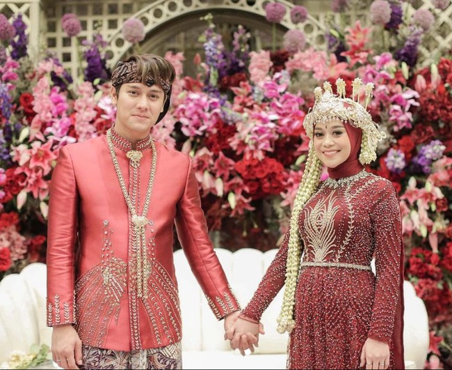 Terkini pasangan yang menikah siri sebelum menikah resmi adalah Lesti Kejora dan Rizky Billar. Gosip hamil di luar nikah juga sempat menghampiri Lesti. Namun pada September 2021 ini, keduanya mengaku sudah menikah siri sejak awal tahun 2021. Dan pernikahan resmi digelar dengan ditayangkan secara langsung di televisi pada Agustus 2021. Foto: Instagram/@aldiphoto