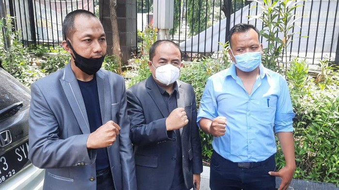 Mansyaradin Malik, ayah Taqy Malik (tengah) didampingi pengacara melaporkan Marlina Octorina