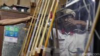 Karir olahraga pemanah membuatnya tak bisa lepas begitu saja dari dunia panah. Kini ia menjadi seorang pengrajin senjata panah ternama di kawasan tersebut.