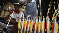 Eddy Roostopo membuat busur dan anak panah di bengkelnya belakang gedung Wayang Orang Sriwedari, Solo, Jawa Tengah, Rabu (22/9).
