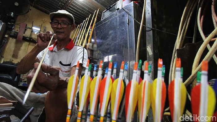 Mantan Atlet PON Ini Piawai Membuat Panah Eddy Roostopo adalah mantan atlet panahan peraih medali emas asal Solo. Kini ia membuka usaha membuat usaha panah rakitan. Yuk lihat.