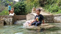 Ada dua kolam yang tersedia di mata air Campaka, kolam dewasa dan anak-anak. (Wisma Putera/detikcom)