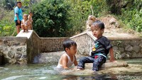 Airnya yang jernih dan dingin membuat anak-anak betah untuk bermain air di mata air Campaka.  (Wisma Putera/detikcom)