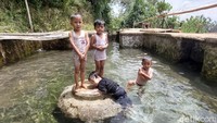 Kolam khusus anak-anak ini membuat anak-anak betah untuk main basah-basahan. (Wisma Putera/detikcom)
