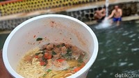Tak usah khawatir jika tak membawa bekal, karena kawasan mata air Campaka ada sejumlah warung yang berjualan makanan dan minuman hangat. (Wisma Putera/detikcom)