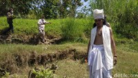 Puja-puji ritus dikumandangkan oleh dua penari. Sementara alunan dari alat tradisional serupa gamelan, dan suara terompet dimainkan oleh seorang penabuh.