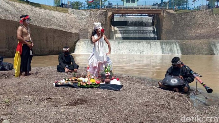 Melihat Tradisi Ruwatan Sungai di Karawang Forum Daerah Sungai (Fordas) Cilamaya Berbunga gelar tradisi ruwatan sungai di Bendungan Barugbug, Kecamatan Jatisari, Karawang. Begini prosesnya.