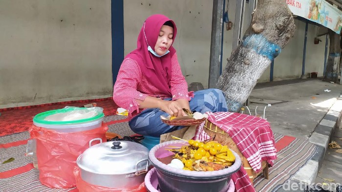 Soto lamongan dan nasi boranan merupakan dua kuliner khas Lamongan. Kini, dua kuliner itu sudah memiliki hak paten dari Kemenkumham RI.