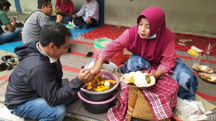 Soto lamongan dan nasi boranan merupakan dua kuliner khas Lamongan. Kini, dua kuliner itu sudah memiliki hak paten dari Kemenkumham RI.