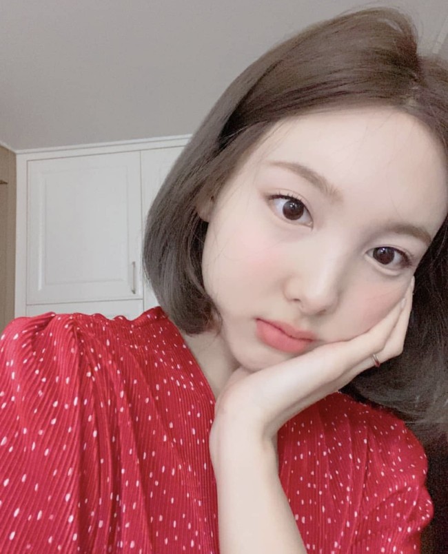 Dalam wawancaranya dengan Cosmopolitan, Nayeon mengaku tak memiliki banyak kebebasan saat menjadi trainee hingga awal debut. Namun, ia kini dapat lebih bebas mengekspresikan diri. Foto: dok. Instagram twicetagram