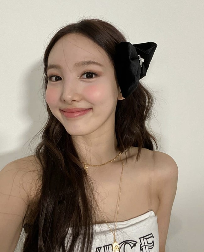 Namun, sang ibu tak ingin putrinya menjalani masa trainee dan terjun ke industri hiburan sejak kecil. Saat berumur 15 tahun, Nayeon diam-diam mengikuti audisi JYP Entertainment dan berhasil lolos. Foto: dok. Instagram twicetagram