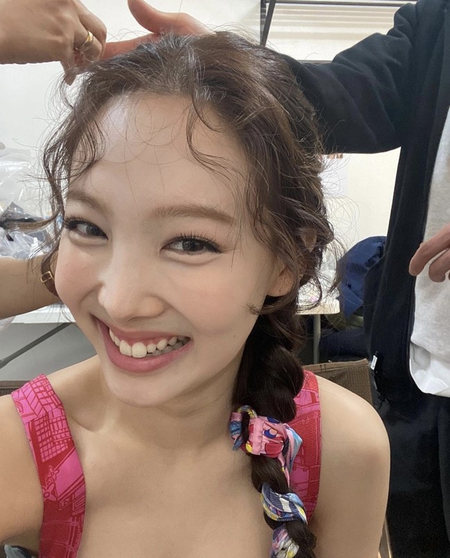 Tepat hari ini, Nayeon TWICE berulang tahun ke-25. Sedari kecil, pemilik nama asli Im Na Yeon itu ingin mengikuti kontes modeling anak-anak yang diadakan JYP Entertainment. Foto: dok. Instagram twicetagram