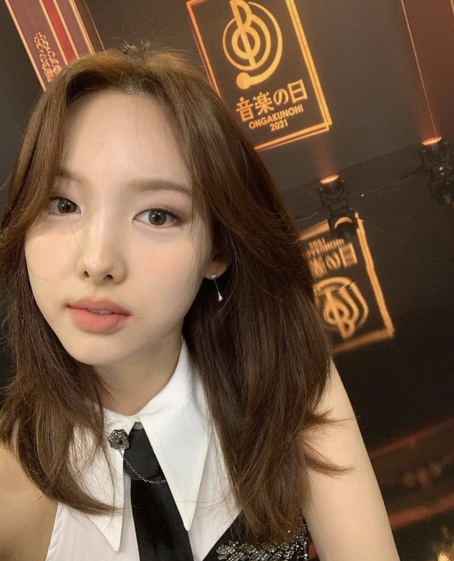 Di hari ulang tahunnya, Nayeon merilis vlog spesial ‘Happy Nayeon Day’ di kanal YouTube TWICE. Ia membawa penggemar jalan-jalan dan memasak pasta untuk para personel di asrama. Foto: dok. Instagram twicetagram