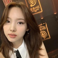 Di hari ulang tahunnya, Nayeon merilis vlog spesial ‘Happy Nayeon Day’ di kanal YouTube TWICE. Ia membawa penggemar jalan-jalan dan memasak pasta untuk para personel di asrama. Foto: dok. Instagram twicetagram