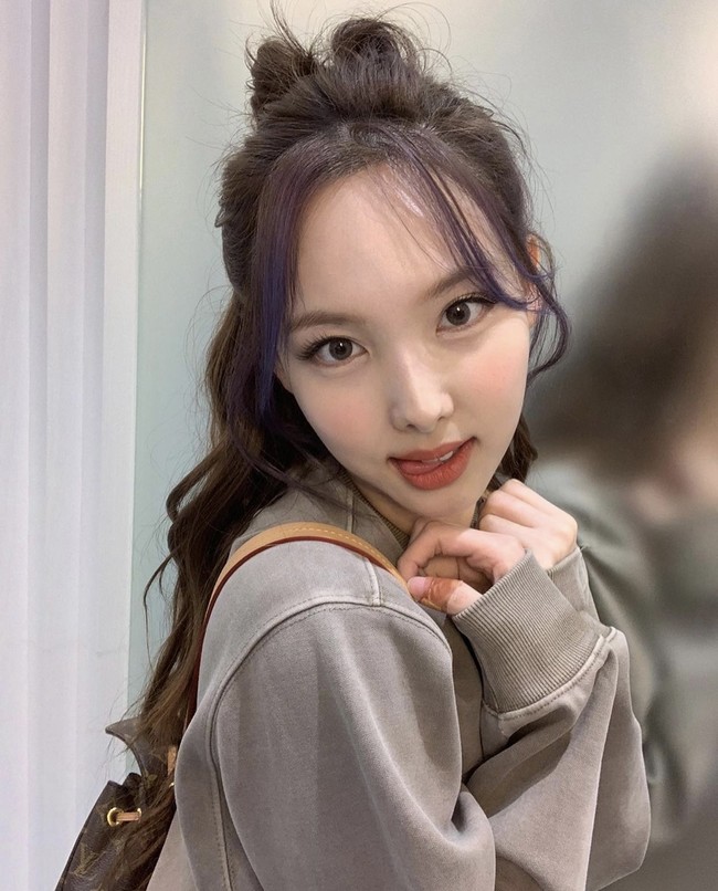 Nayeon merangkap sebagai vokalis, dancer, center, dan face of the group TWICE. Ia mencuri atensi di setiap penampilan dan menduduki peringkat kedua sebagai ratu visual KPop. Foto: dok. Instagram twicetagram