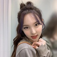 Nayeon merangkap sebagai vokalis, dancer, center, dan face of the group TWICE. Ia mencuri atensi di setiap penampilan dan menduduki peringkat kedua sebagai ratu visual KPop. Foto: dok. Instagram twicetagram