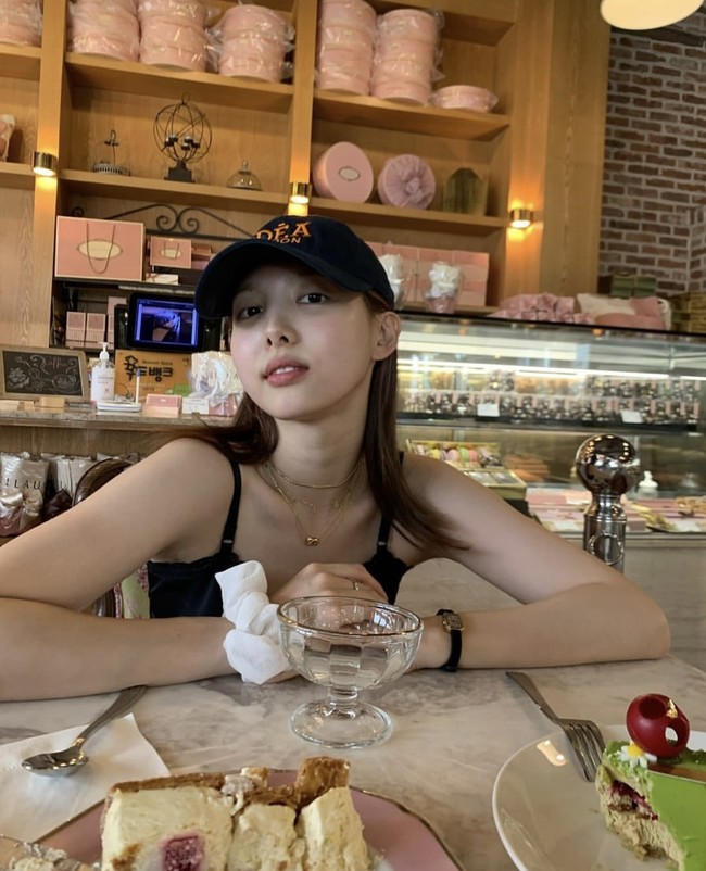 Nayeon akhirnya berpartisipasi dalam acara Sixteen, yang menentukan formasi debut TWICE. Pada 2015, ia diumumkan sebagai personel pertama sekaligus face of the group TWICE. Foto: dok. Instagram twicetagram